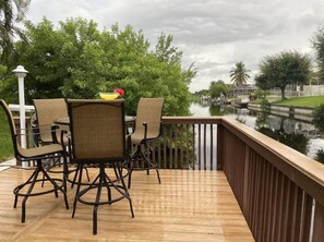 Outdoor dining - Family Canal House/ Heated Pool, Kayaks, BBQ, Lift (Cape Coral)
