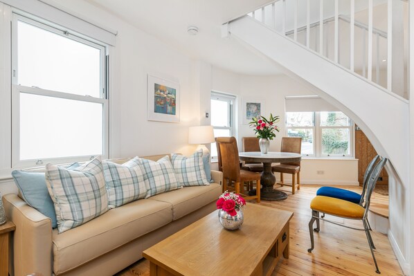 Luxury Cottage, Private Bathroom, City View ( The Nestle House) | Lounge
