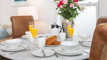 Luxury Cottage, Private Bathroom, City View ( The Nestle House) | Restaurant