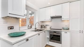 Luxury Cottage, Private Bathroom, City View ( The Nestle House) | Shared kitchen