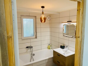Badewanne, Haartrockner, Handtücher, Seife
