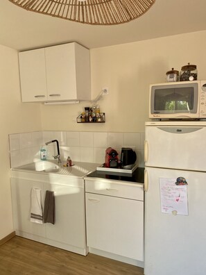 Réfrigérateur, micro-ondes, plaque de cuisson, cafetière/bouilloire