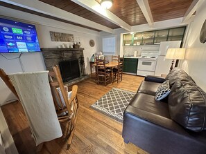 Televisión y chimenea 