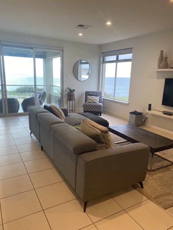 Smart TV - Perfect esplanade getaway with magnificent sunsets and coastal vista (Aldinga Beach)