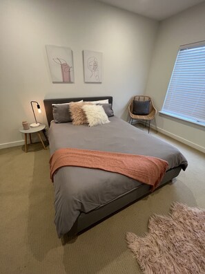 4 habitaciones, tabla de planchar con plancha, wifi y ropa de cama 