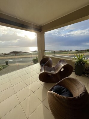 Terrace/patio - Perfect esplanade getaway with magnificent sunsets and coastal vista (Aldinga Beach)