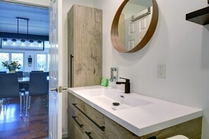 Kylpyamme, hiustenkuivaaja, pyyhkeet