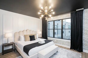 4 bedrooms, iron/ironing board, travel cot, WiFi - 2 Mi to DT + King Beds & Garage (Nashville)