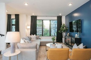 Televisión y oficina 