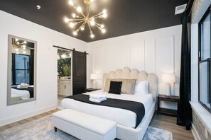 4 bedrooms, iron/ironing board, travel cot, WiFi - 2 Mi to DT + King Beds & Garage (Nashville)