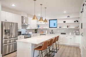 Fridge, microwave, oven, stovetop - 2 Mi to DT + King Beds & Garage (Nashville)