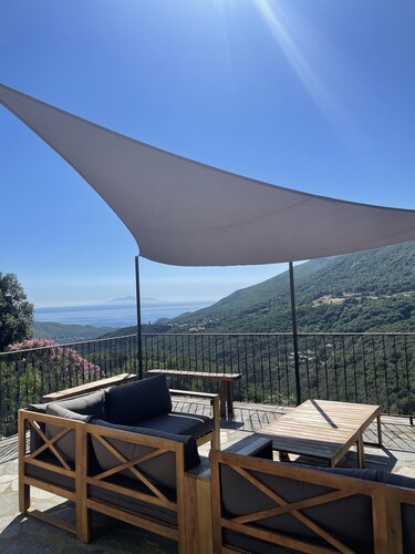 Cap Corse, Sisco. Appartement dans maison de village en pierre vue mer 