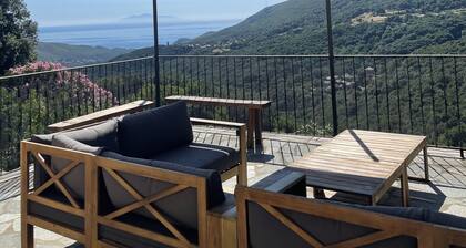 Cap Corse, Sisco. Appartement dans maison de village en pierre vue mer