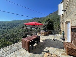 Outdoor dining - Cap Corse, Sisco. Apartment in stone village house with sea view  (Sisco)