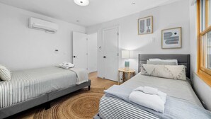 2 bedrooms, desk, travel cot, WiFi - Beach Getaway in the Heart of Capitola Village! (Capitola)