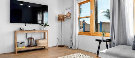 Fernseher, Bücher, Arbeitsbereiche