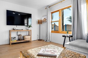 Fernseher, Bücher, Arbeitsbereiche