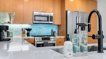 Cafetera/tetera, refrigerador, microondas, horno