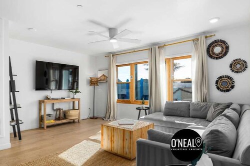 Beach Getaway in the Heart of Capitola Village!