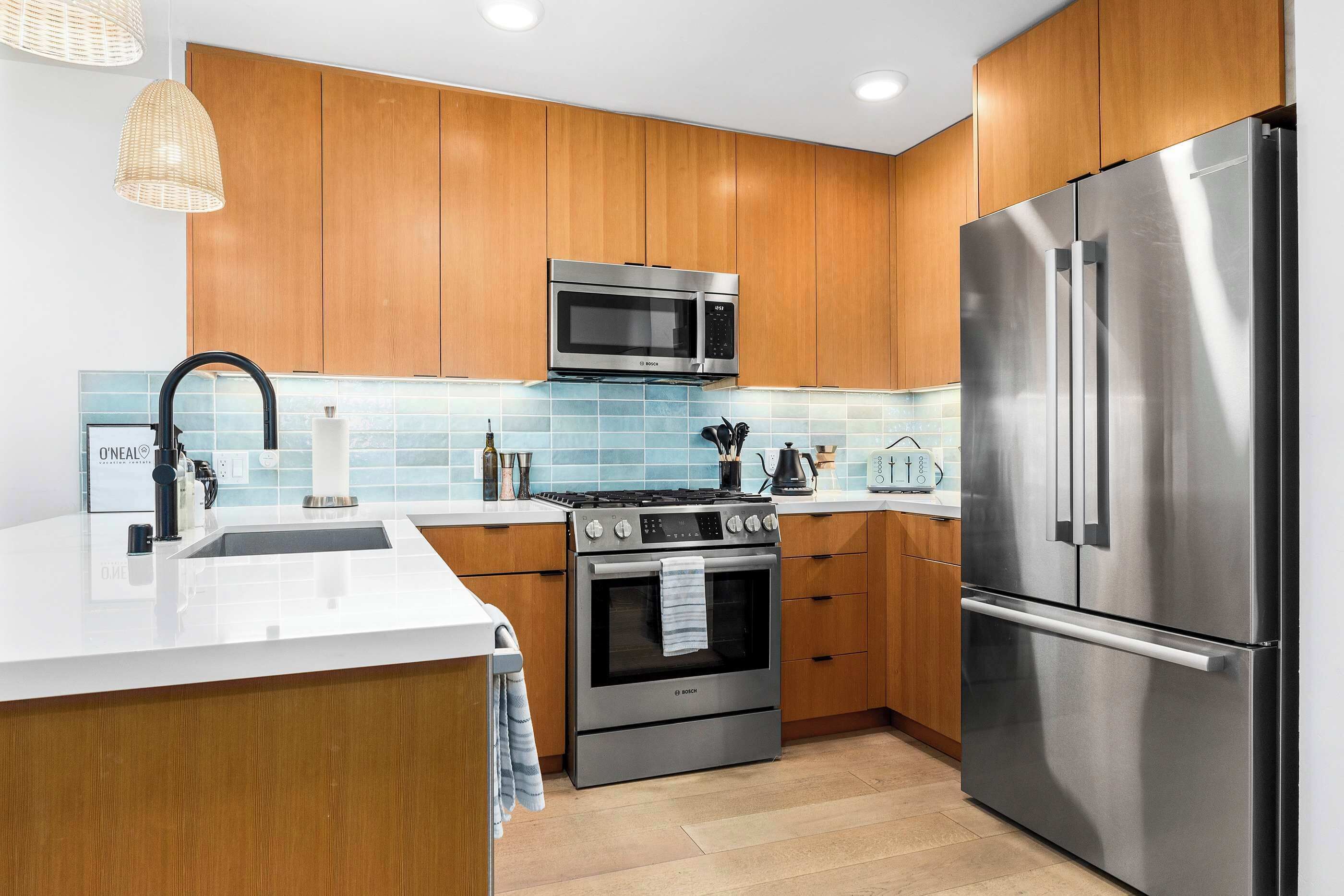 Coffee/tea maker, fridge, microwave, oven