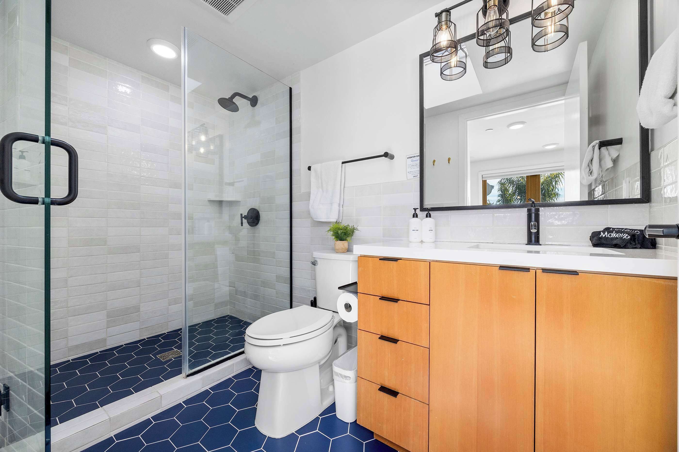 Shower, hair dryer, towels, shampoo