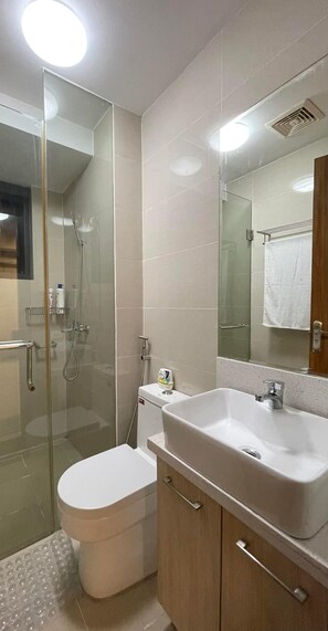 Combined shower/tub, bidet, towels, soap - ZnZ Abode Condominium Unit (Quezon City)