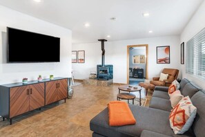 TV, fireplace, offices - Haven Rock: The Secluded Sanctuary Experience (Joshua Tree)