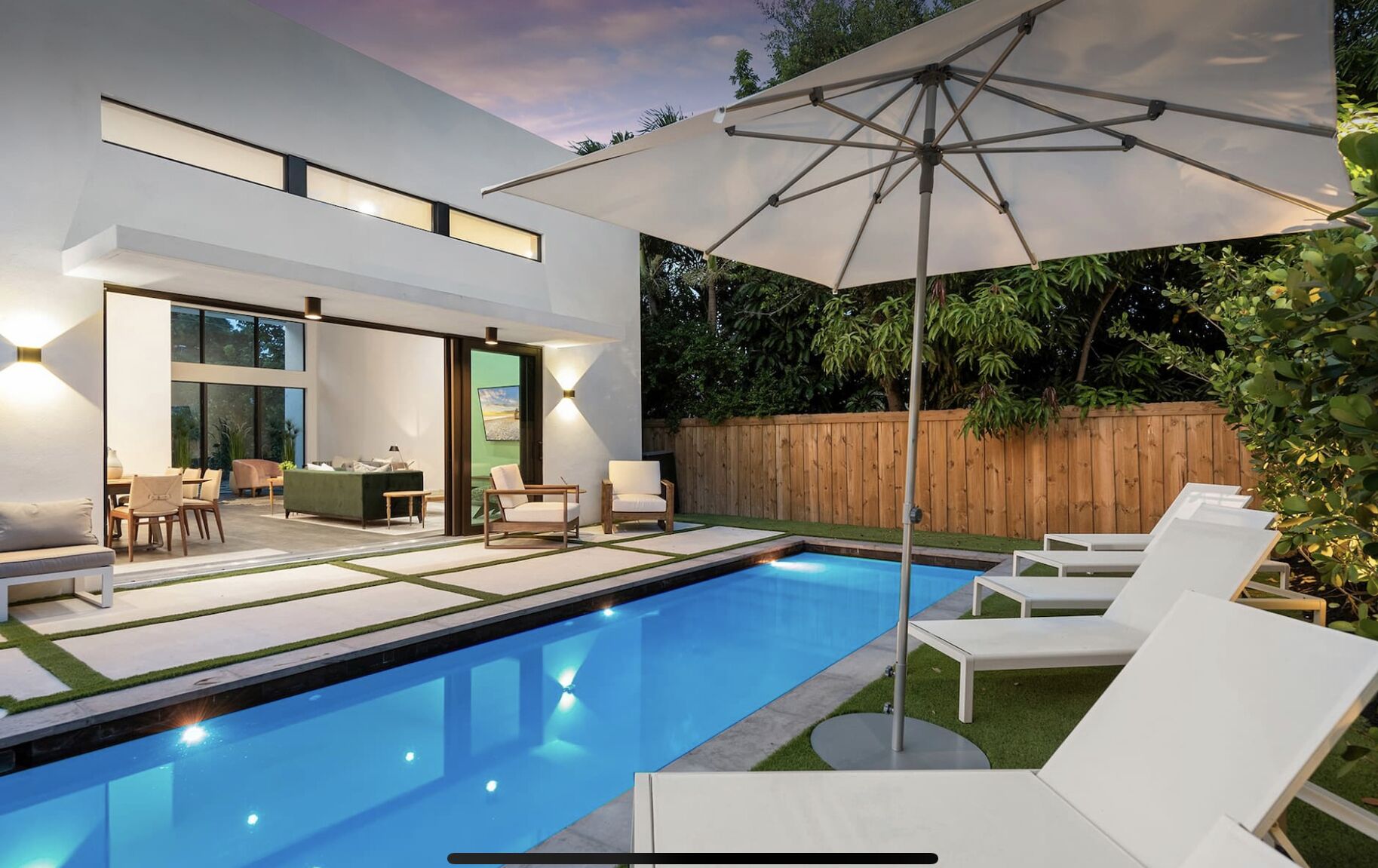 Utendørsbasseng og et oppvarmet basseng