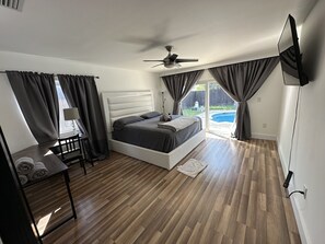 3 bedrooms, desk, iron/ironing board, travel crib