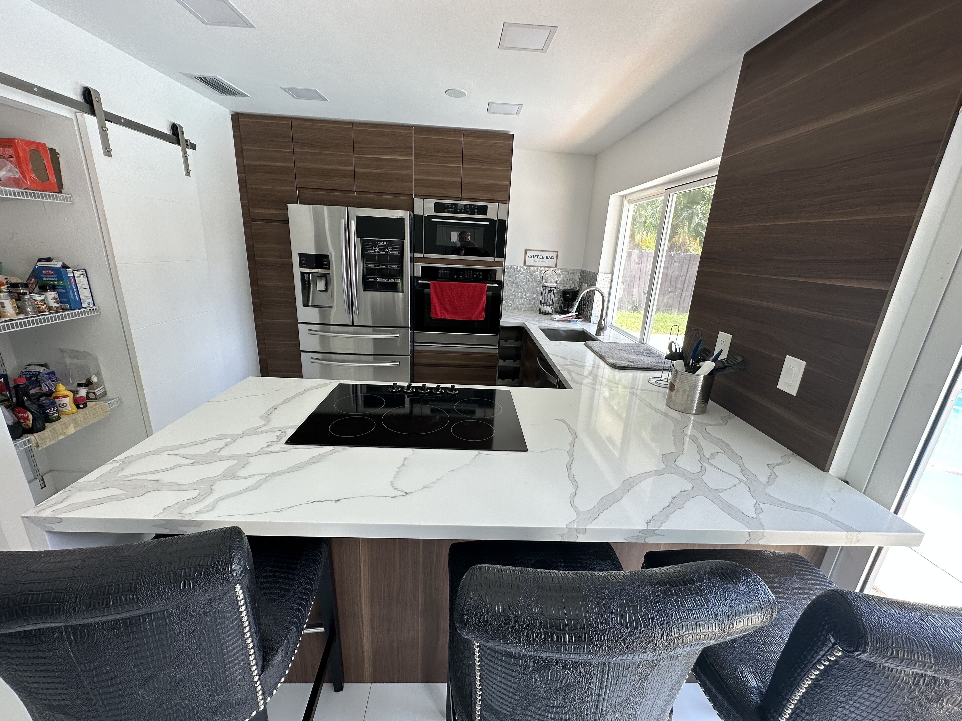 Kjøleskap, mikrobølgeovn, ovn og kokeplater