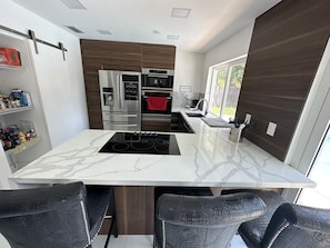 Refrigerador, microondas, horno y parrilla de estufa 