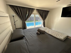 3 chambres, bureau, fer et planche à repasser, lit parapluie