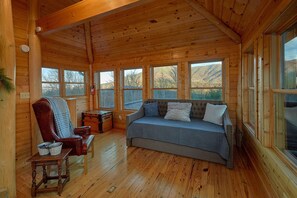 Smart-TV, Kamin, Videospiele, Tischfußball