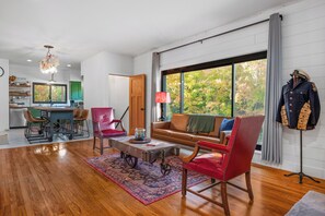 Smart-TV, Kamin, Bücher, Computerbildschirme