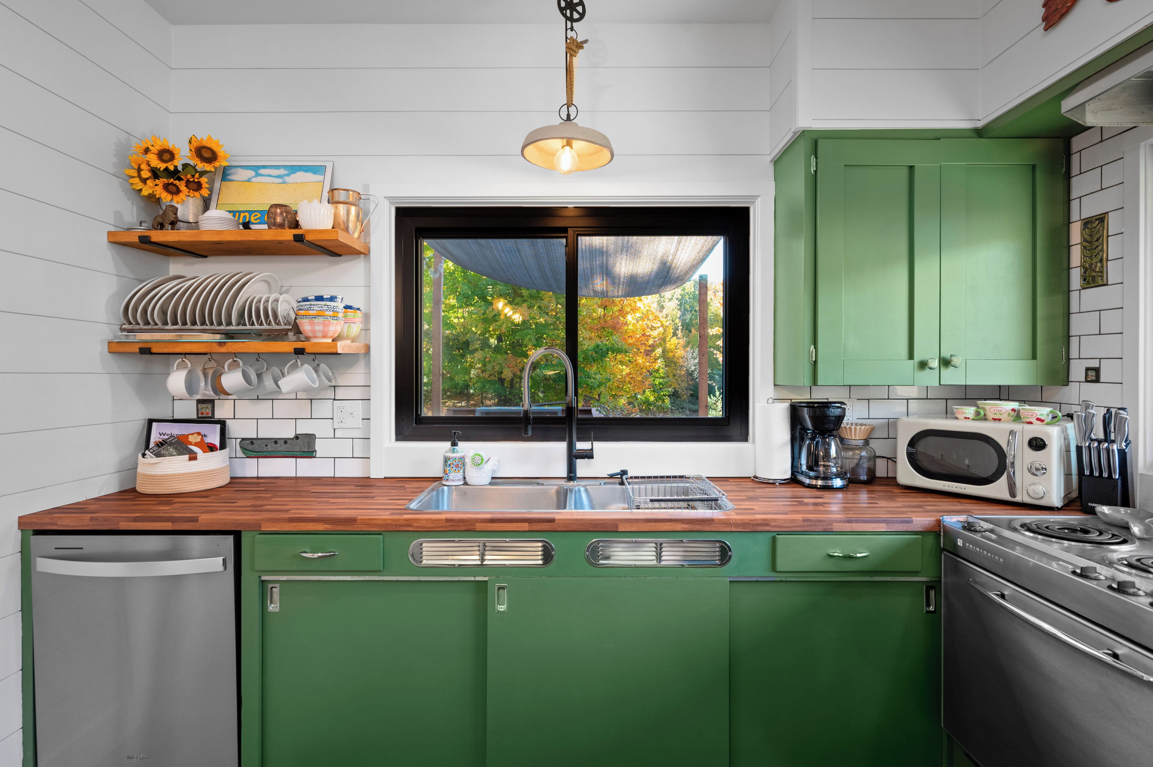 Coffee/tea maker, fridge, microwave, oven