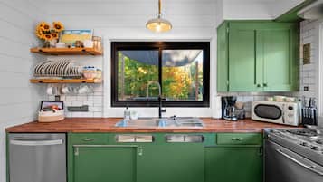 Coffee/tea maker, fridge, microwave, oven