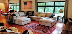 TV connectée, cheminée, livres, écrans d'ordinateur