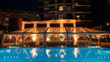 Piscina coperta, piscina stagionale all'aperto