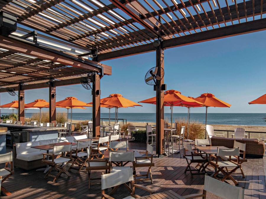 Melayani makan siang dan makan malam dengan suguhan pemandangan pantai