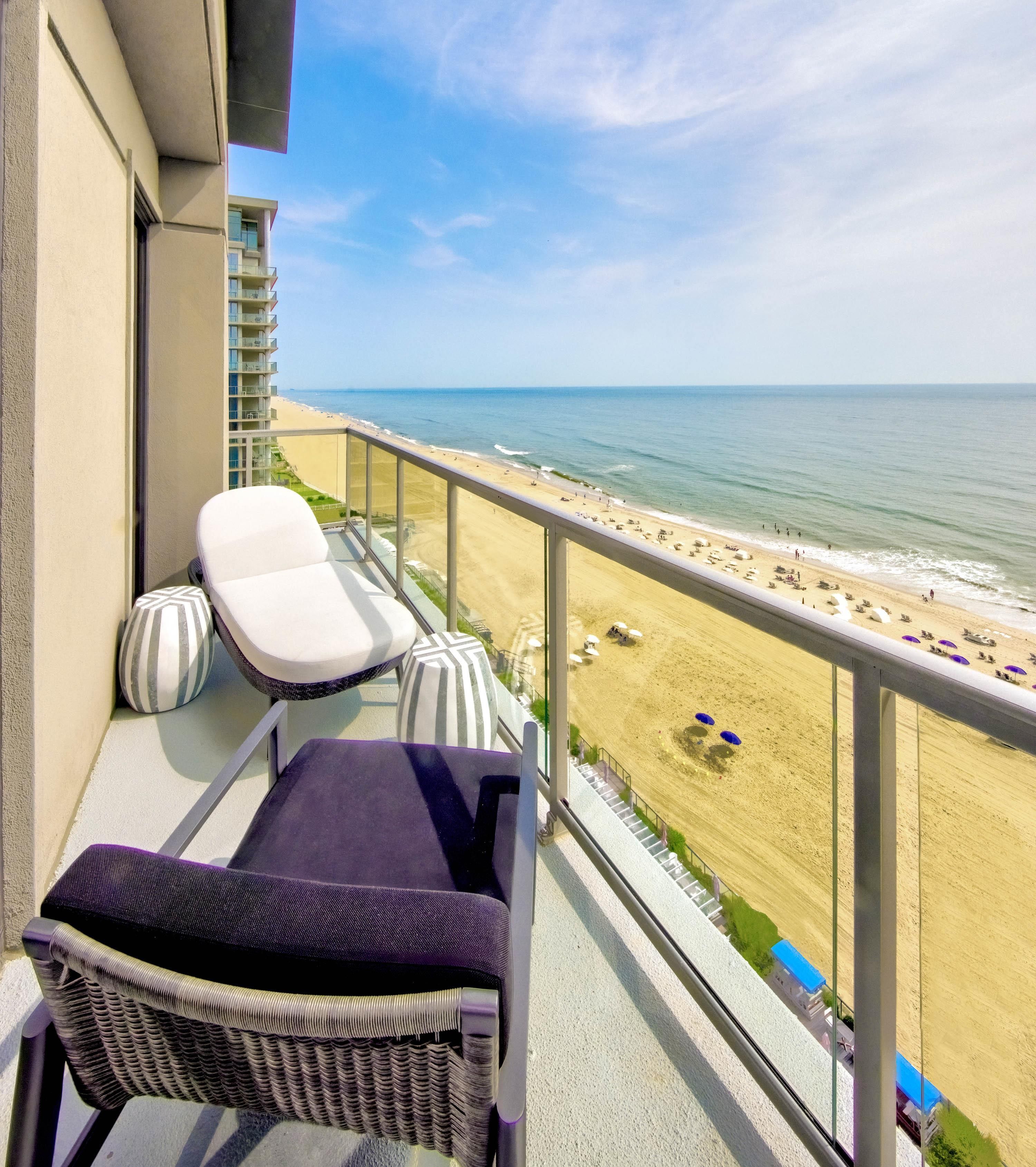 Un balcone con vista sulla spiaggia e sull'oceano.