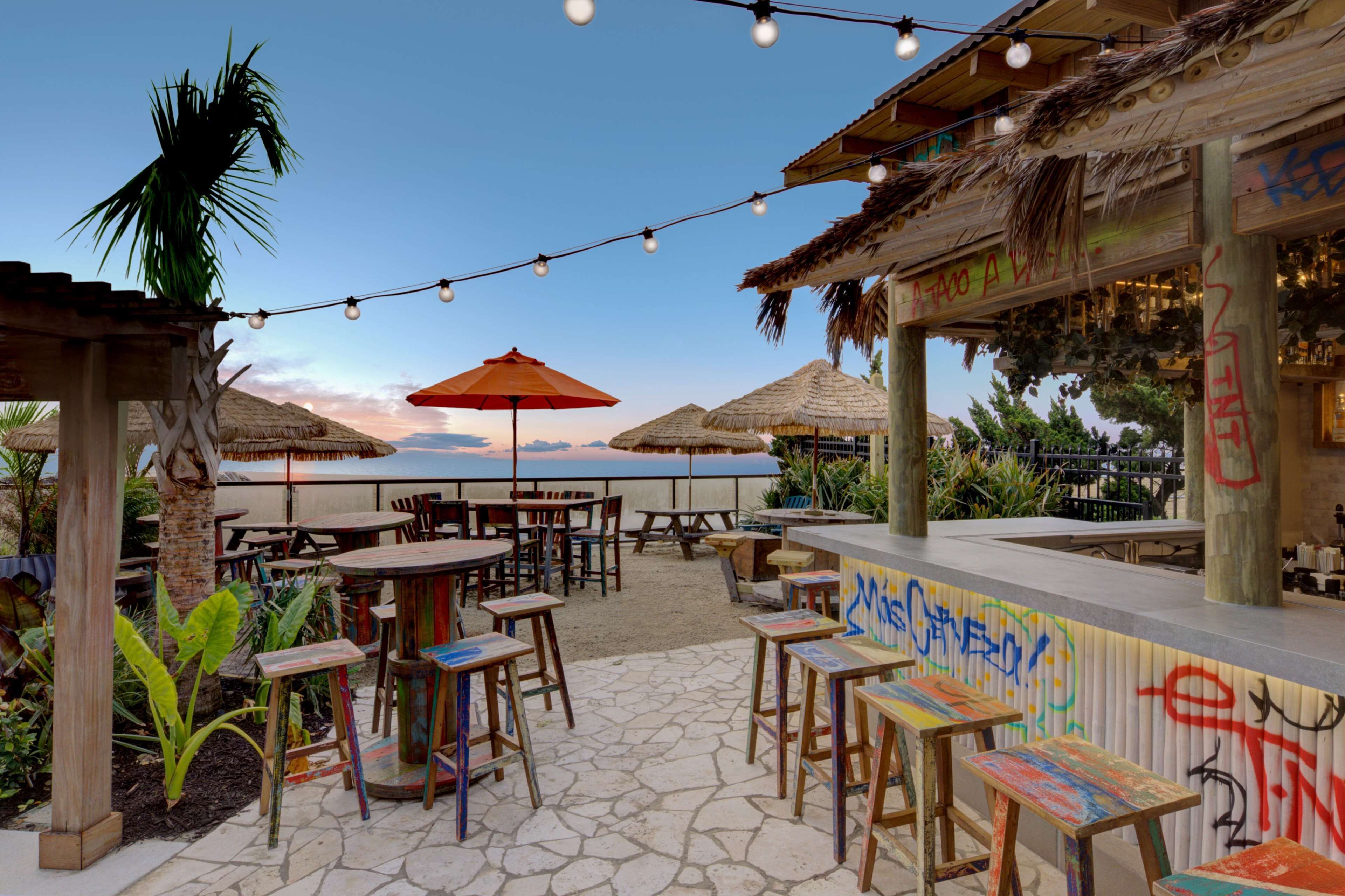 Con vista a la playa, se sirven almuerzos y cenas