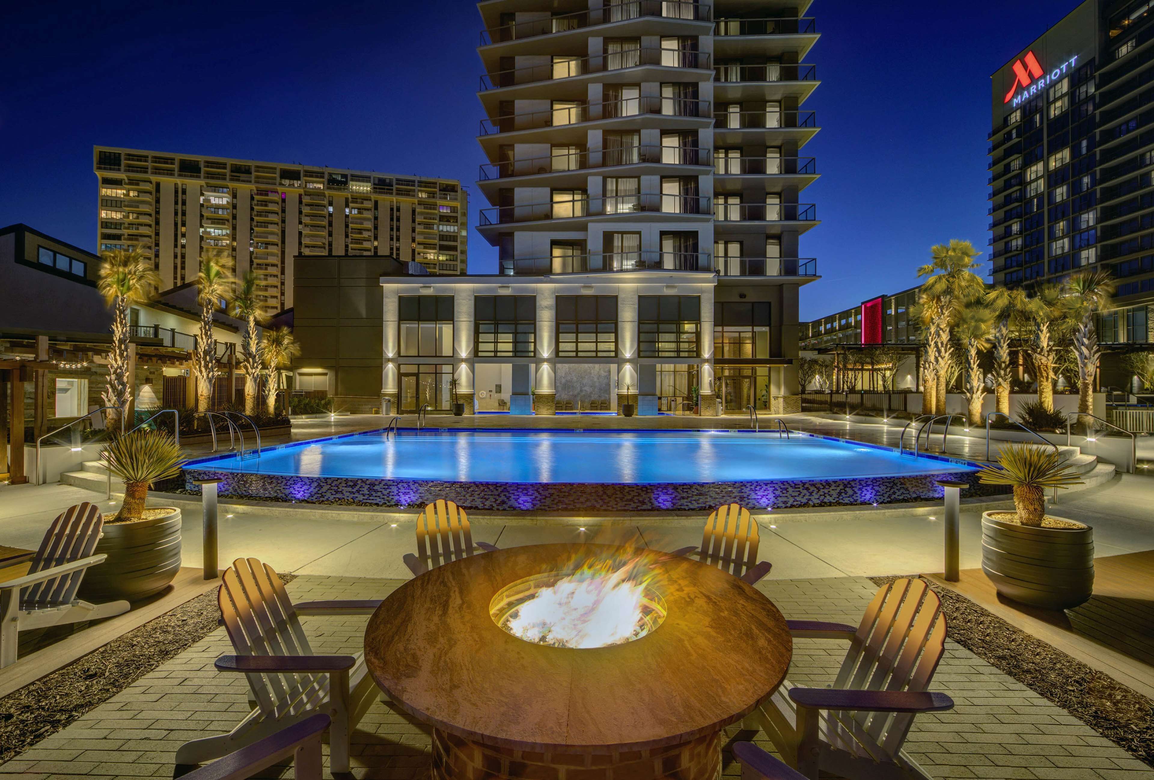 室内游泳池，季节性开放的室外游泳池