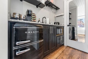 Réfrigérateur, micro-ondes, cafetière/bouilloire, grille-pain