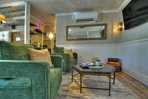 Smart TV, books - Modern Penthouse Suite in historic downtown Blue Ridge, GA (Blue Ridge)