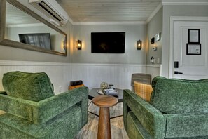 Smart TV, books - Modern Penthouse Suite in historic downtown Blue Ridge, GA (Blue Ridge)