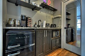 Réfrigérateur, micro-ondes, cafetière/bouilloire, grille-pain