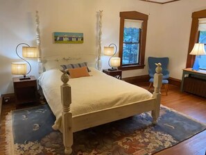 Standard Room, 1 Queen Bed, Non Smoking, Mountain View (The Matisse Room) | Down comforters, individually decorated, individually furnished, desk - Arts Inn (Fleischmanns)