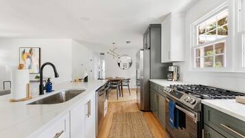 Een koelkast, een magnetron, een oven, een kookplaat