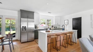 Een koelkast, een magnetron, een oven, een kookplaat