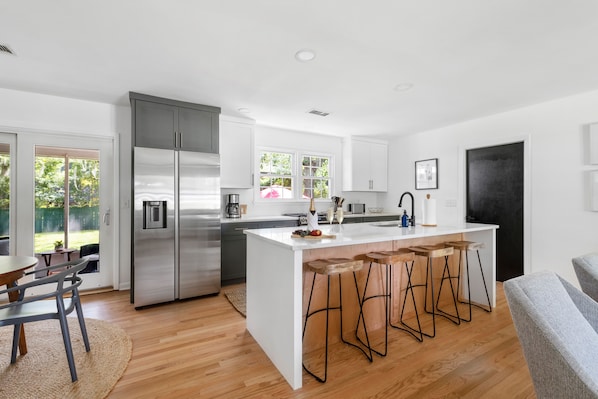 Kjøleskap, mikrobølgeovn, ovn og kokeplater